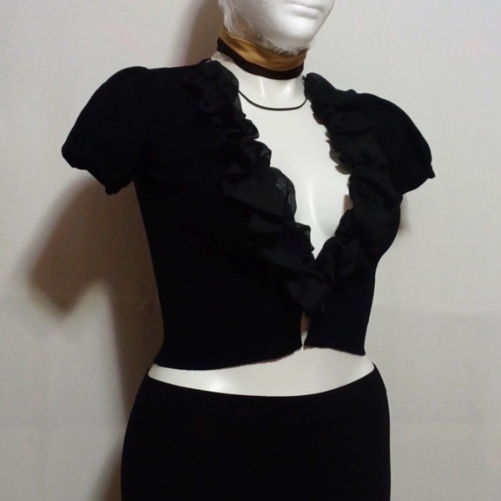 Black on Black ⚫️ size small cropped top beautiful two hooks front